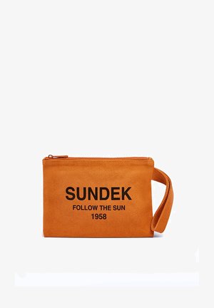 Astuccio con zip in tela arancione con manico in tessuto, con stampa nera "SUNDEK FOLLOW THE SUN 1958" come marchio.