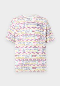 Λευκό T-shirt με κοντά μανίκια, πολύχρωμα γεωμετρικά και ζιγκ-ζαγκ σχέδια, και μικρό λογότυπο Columbia στο στήθος.