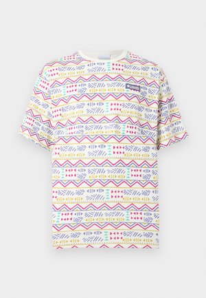 Λευκό T-shirt με κοντά μανίκια, πολύχρωμα γεωμετρικά και ζιγκ-ζαγκ σχέδια, και μικρό λογότυπο Columbia στο στήθος.