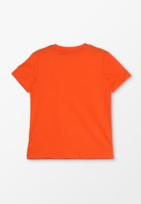 Kortärmad t-shirt i stark orange bomull, med rundad hals och slät textur. Inga grafiska mönster eller tryck på baksidan.