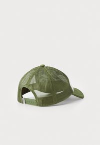 Casquette de baseball en maille verte avec un pic vert uni, fermeture snapback et un bouton central sur le dessus. Présente des trous de ventilation sur les côtés.