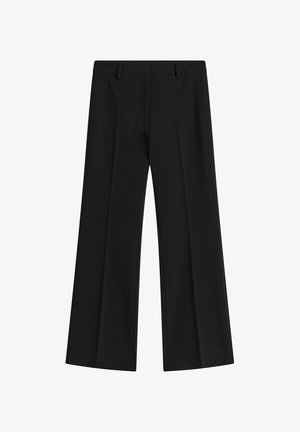 Zwarte wijde broek met rechte pijpen van gladde stof. Voorzien van een getailleerde tailleband met riemlussen, voorplooien en een strakke, cleane pasvorm.