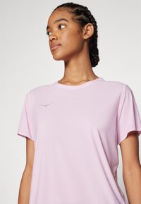 HOKA AIROLITE RUN SHORT SLEEVE - Spordi T-särk - pink twilight