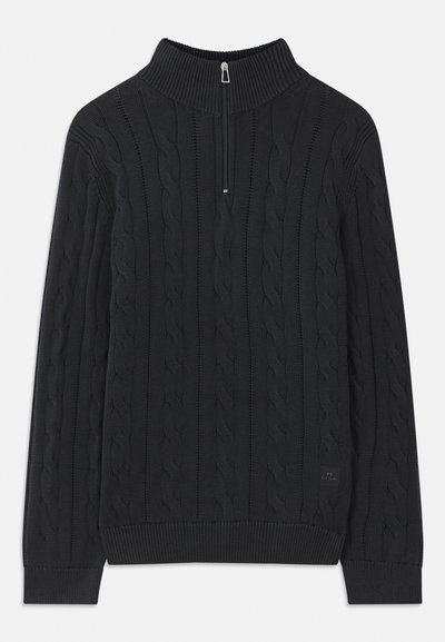 Μαύρος πουλόβερ με πλέξη καλωδίου, με ριχτό ψηλό γιακά και μπροστινό φερμουάρ μέχρι το ένα τέταρτο, με ριχτές μανσέτες και στρίφωμα, τοποθετημένο επίπεδα σε λευκό φόντο.
