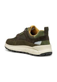 Sneaker casual con tomaia in suede verde scuro e marrone, suola beige, battistrada nero e interno imbottito colore giallo senape.