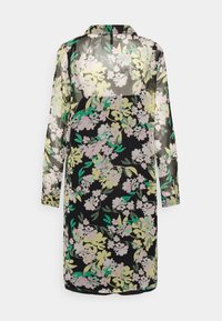 Vestido camiseiro floral em tecido preto transparente, com flores verdes, amarelas e cor-de-rosa. Mangas longas e gola. Comprimento intermédio.