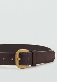 Brauner Ledergürtel mit einer goldfarbenen Metallschnalle, glatter Textur und fünf Gürtellöchern für eine verstellbare Passform.
