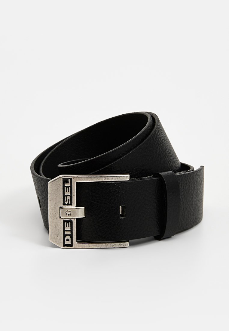Ceinture en cuir noir avec une finition texturée et une boucle rectangulaire en argent présentant le logo "DIESEL".