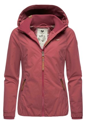 Veste rose framboise avec fermeture éclair, capuche et poignets côtelés. Elle comporte des poches zippées et des accents en cuir. Tissu léger, texture lisse.