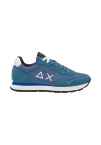 Sneaker in suede e mesh blu texturizzato con accenti bianchi, caratterizzato da logo triangolare, chiusura con lacci e suola a contrasto blu e bianca.