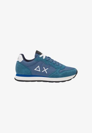 Sneaker in suede e mesh blu texturizzato con accenti bianchi, caratterizzato da logo triangolare, chiusura con lacci e suola a contrasto blu e bianca.