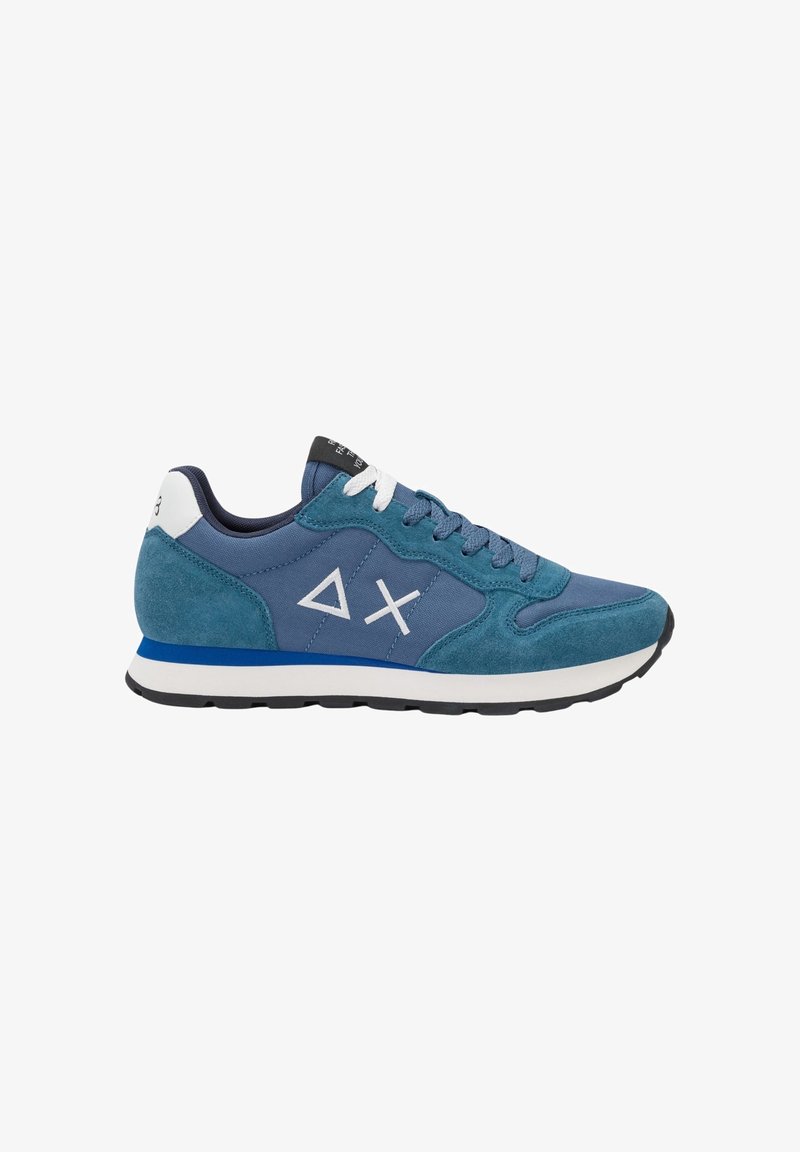Sneaker in suede e mesh blu texturizzato con accenti bianchi, caratterizzato da logo triangolare, chiusura con lacci e suola a contrasto blu e bianca.