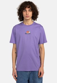 Camiseta de algodón morada con un logo central que presenta un diseño de caracol y el texto "Element." Con mangas cortas y un silueta de cuello redondo.