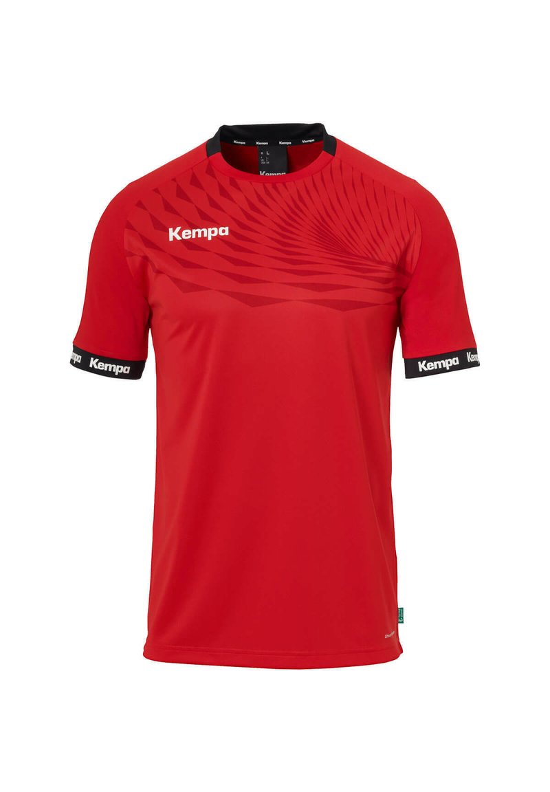 Camisa atlética roja de manga corta. Presenta un patrón geométrico en diferentes tonos de rojo, acentos negros y un logo en la parte frontal y en las mangas.