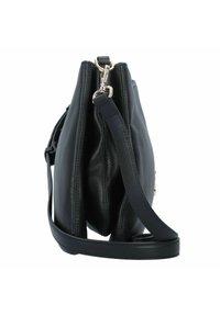 Borsa a mano in pelle nera con finitura testurizzata, chiusura con zip e tracolla removibile. Presenta un design strutturato e compatto.