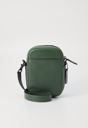 Vihreä nahkainen olkalaukku, jossa on sileä pinta, suorakulmainen muoto, vetoketjukiinnitys ja säädettävä hihna. Ominaisuuksiin kuuluu brändilogon kohokuviointi.