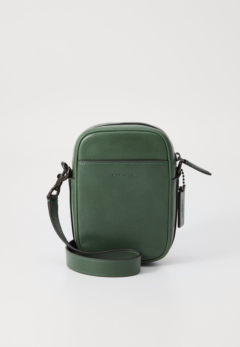 Borsa a tracolla verde in pelle con texture liscia, forma rettangolare, chiusura con zip e tracolla regolabile. Presenta un logo del marchio impresso.