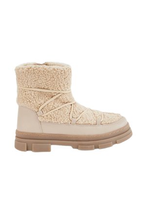 Botte d'hiver beige avec un dessus en shearling texturé et une base en cuir lisse. Présente une semelle épaisse et robuste et des lacets noués sur le devant.