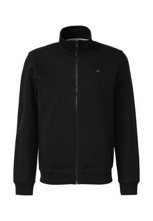 Czarna kurtka zapinana na zamek błyskawiczny na całej długości, z kołnierzem stojącym, ściągaczami przy mankietach i na dole oraz małym logo na lewej stronie piersi.