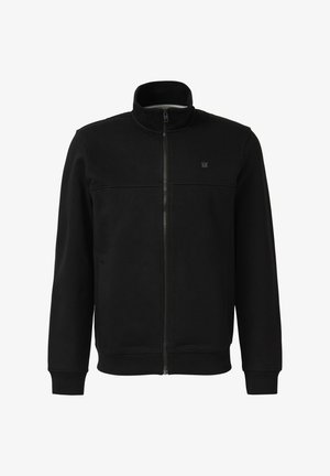 Czarna kurtka zapinana na zamek błyskawiczny na całej długości, z kołnierzem stojącym, ściągaczami przy mankietach i na dole oraz małym logo na lewej stronie piersi.