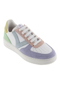 Sneaker bianca con dettagli in camoscio di lavanda, verde menta, rosa pallido e giallo. Area della punta perforata e lacci bianchi. Suola in gomma.