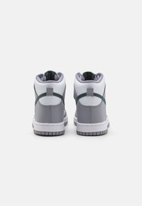 Høye sneakers med en grå og hvit syntetisk overdel, polstret krage og grønne detaljer. Har en gummisåle med grep-mønster.