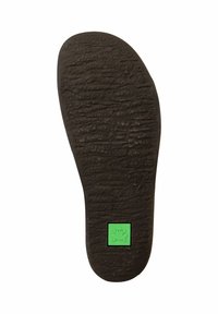 Plantilla de goma negra con una superficie texturizada y un logo de rana verde en un cuadrado en la esquina inferior derecha.