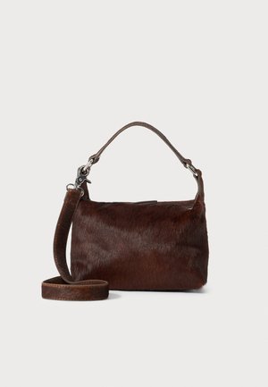 Borsa a tracolla in pelle marrone con un esterno morbido e testurizzato simile alla pelliccia, design slim, manico corto e tracolla removibile.