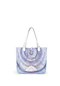 Borsa a tracolla realizzata in tessuto stampato con cerchi concentrici in blu, bianco e viola, dotata di due manici in pelle bianca e un'embellishment.