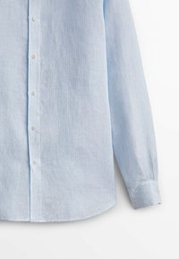 Hellblaues Baumwollhemd mit Knopfleiste, strukturiertem Muster, langen Ärmeln, abgerundetem Saum und weißen Knöpfen vorne.