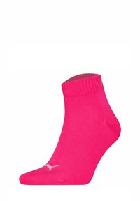 Calcetín de tobillo rosa hecho de material elástico. Presenta un puño acanalado y un diseño de logo blanco en contraste en el lado exterior. Textura suave.