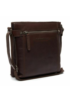 Sac en cuir marron à bandoulière, avec une poche frontale zippée, une bandoulière réglable et une texture lisse. Présente un embossage de marque subtil.