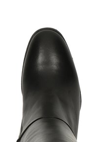 Czarny skórzany botek za kostkę z zaokrąglonym noskiem, gładką fakturą, subtelnym detalem szwów i niskim, płaskim obcasem. Podeszwa lekko teksturowana.