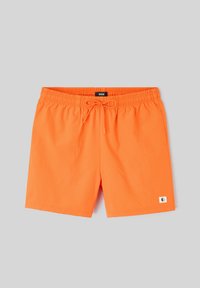 Shorts de bain orange vif avec taille élastique, cordon de serrage et petit patch logo blanc sur la jambe gauche inférieure.
