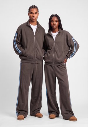 YOURTURN by Zalando, HEAVYWEIGHT - Анцуг - brown