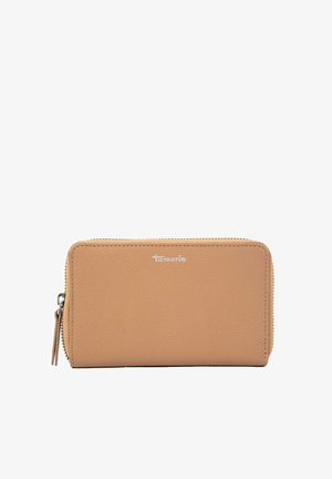 Billetera de cuero color marrón claro con superficie texturizada, presenta un cierre con cremallera y acento de logo plateado. Forma rectangular con bordes redondeados.