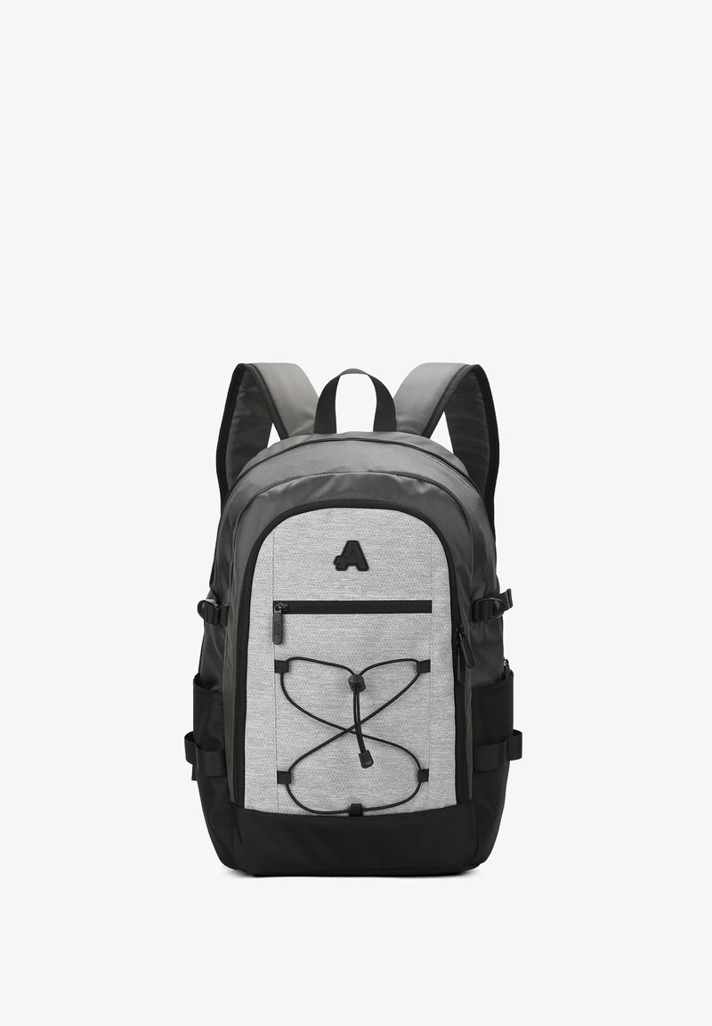 Zaino grigio e nero, design rettangolare, realizzato in tessuto, con una tasca anteriore con zip e dettaglio in corda elastica per ulteriore spazio di archiviazione.