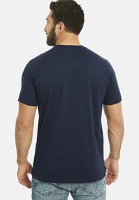 Marineblaue Baumwoll-T-Shirt mit kurzen Ärmeln und rundem Halsausschnitt, mit glatter Textur und lässigem Schnitt, von hinten betrachtet.