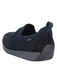 Marine instapper van mesh en suede met een gestructureerde bovenkant, elastische zijkant en een dikke zwarte rubberen zool met een patroon aan de onderkant.