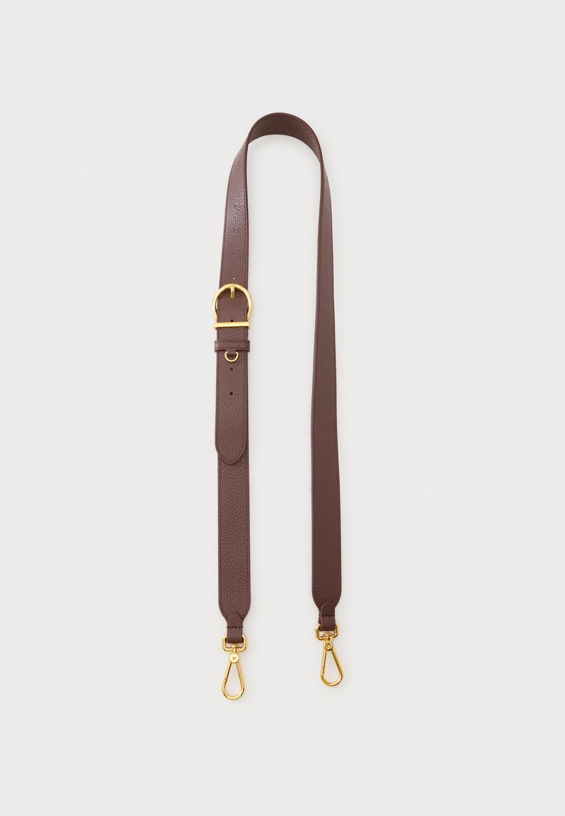 Bandoulière en cuir marron réglable avec boucle dorée et attaches pivotantes dorées aux deux extrémités sur un fond clair uni.