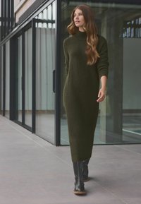 Next HIGH NECK LONG SLEEVE - Svetríkové šaty - green khaki