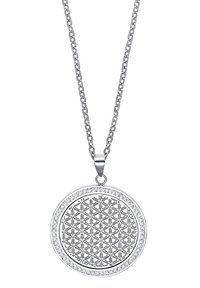 Collana con pendente d'argento dal design circolare, caratterizzata da intricate forme geometriche e un bordo texturizzato, sospesa a una catena a maglie.