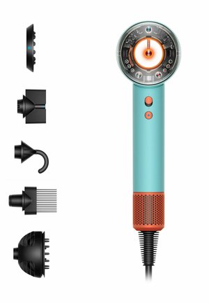 Asciugacapelli con corpo turchese, frontale circolare, dettagli arancioni e diversi accessori neri, tra cui un diffusore e un beccuccio a pettine.