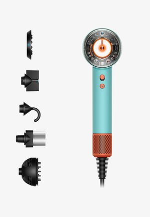 Sèche-cheveux avec un corps turquoise, un boîtier frontal circulaire, des accents orange et plusieurs accessoires noirs, y compris un diffuseur et un embout peigne.