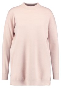 Pull en tricot rose clair à manches longues avec un col rond haut et des poignets et un ourlet côtelés.