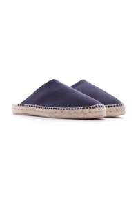 Slip-on in tela blu con design arrotondato e suole in juta intrecciata, caratterizzati da cuciture lungo i bordi per un tocco di dettaglio in più.