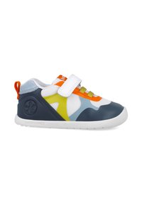 Sneaker con tomaia in rete bianca, suola in gomma blu navy, accenti colorati in arancione, verde e giallo, chiusura in Velcro e dettagli testurizzati.