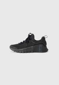 Scarpe atletiche nere con una tomaia in rete texturizzata, design con lacci, suola ammortizzata e un logo ben visibile sul lato. Suola in gomma piatta.