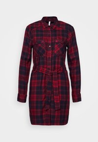 Rood en marineblauw geruite shirtjurk van katoen, met lange mouwen, een kraag, twee borstzakken en een strikriem in de taille.