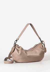 Beige leren schoudertas met een slonzig ontwerp, verstelbare band en ritssluiting. Heeft een gladde textuur en subtiele stikdetails.